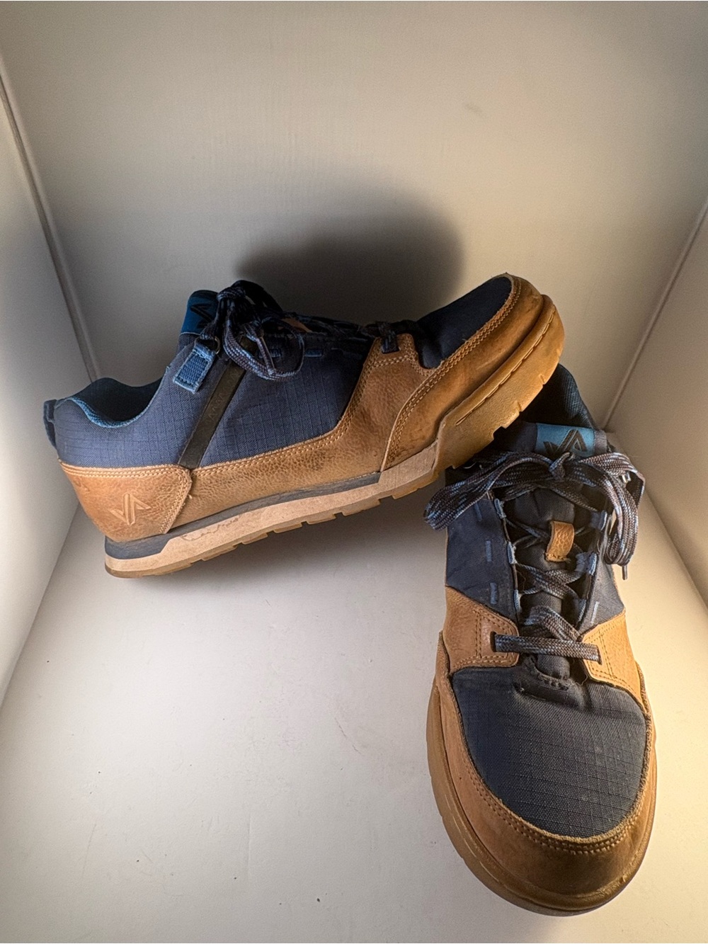Forsake Banks‎ Low Men 9.5 Hiking Shoes Sneakers Navy / Brown Leather Waterproof
